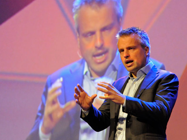 Foto Joris Luyendijk op podium