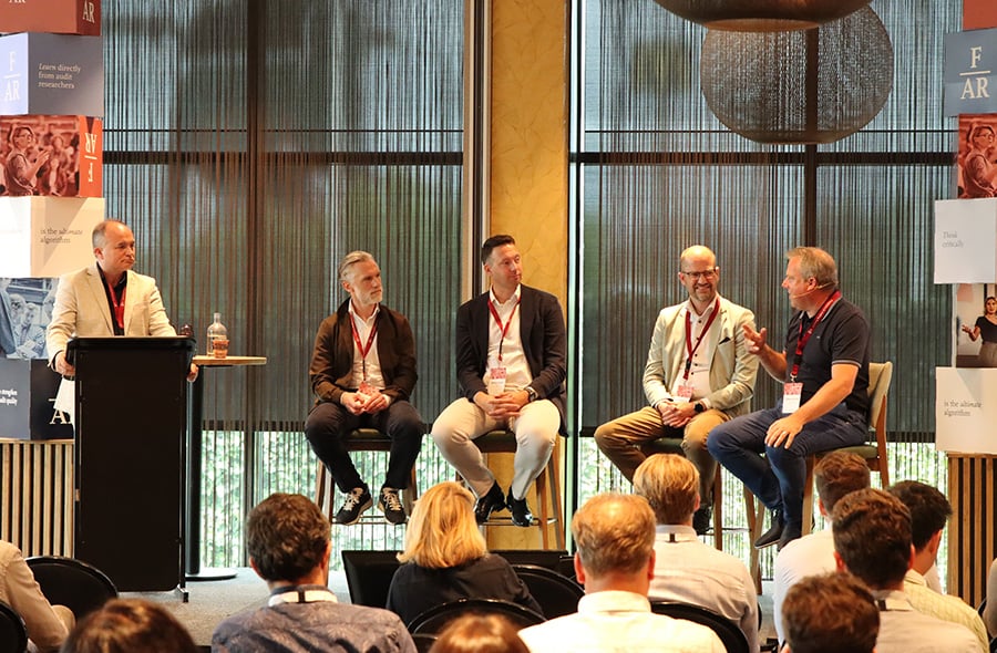 Panel op het podium tijdens de FAR-conferentie 2026 over 'The Organization of Innovation'