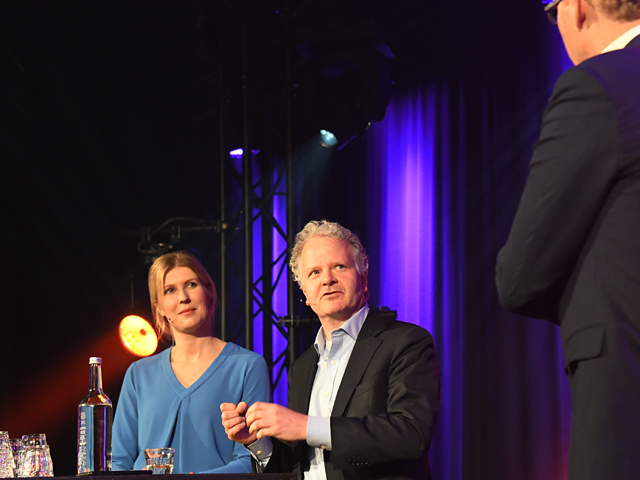 Moniek Hutten en Bart de Koning op het podium tijdens de Accountantsdag 2019