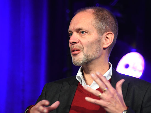 Hans Schoenmakers op het podium tijdens de Accountantsdag 2019