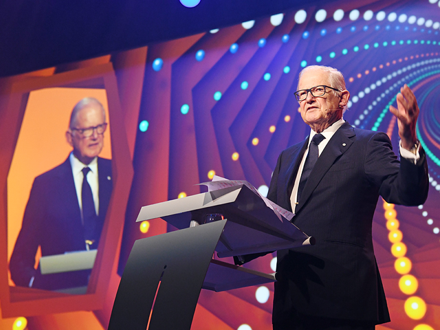 Pieter van Vollenhoven op het podium