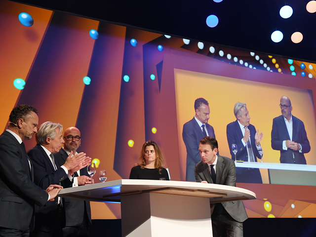 Panel van de themasessie Patronen van bedrog op het podium