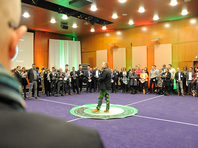 Foto Maarten Lens-FitzGerald en publiek in de zaal