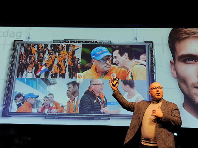 Maurits Hendriks op het podium met presentatie