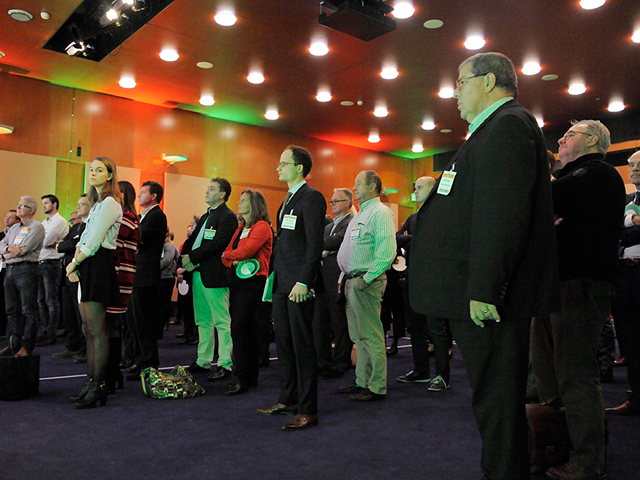 Foto staand publiek in de zaal