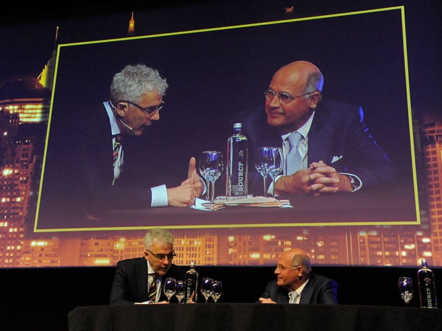 Peter van Ingen en Joep van den Nieuwenhuyzen op het podium en op het grote scherm