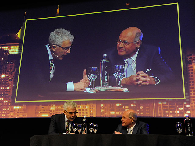 Peter van Ingen en Joep van den Nieuwenhuyzen op het podium en op het grote scherm