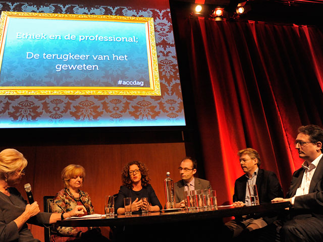 Panel van de deelsessie Ethiek achter de gesprekstafel op het podium