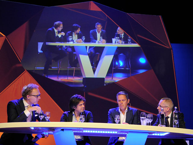 Rens de Jong, Herman Hintzen, Michiel Muller en Rogier Dassen achter de gesprekstafel op het podium