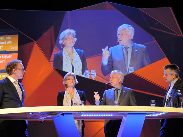 Rens de Jong en het panel op het podium tijdens het plenaire debat