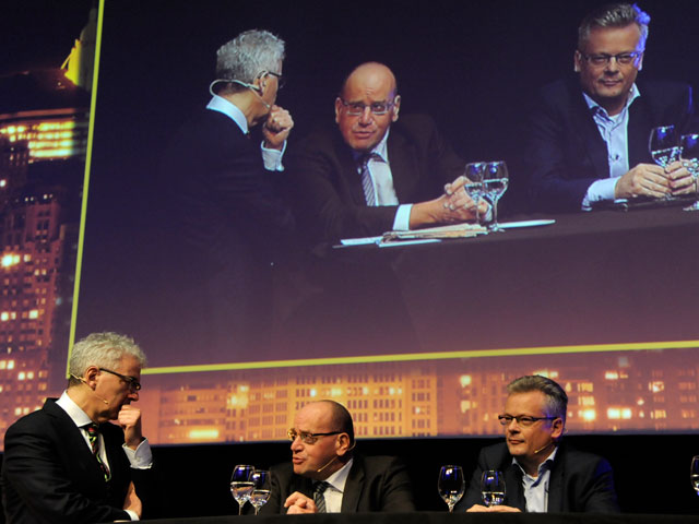 Peter van Ingen, Fred Teeven en Marcel Pheijffer aan de gesprekstafel op het podium