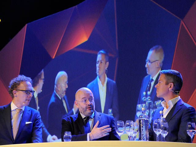Rens de Jong, Peter Bakker en Michiel Muller aan de gesprekstafel op het podium