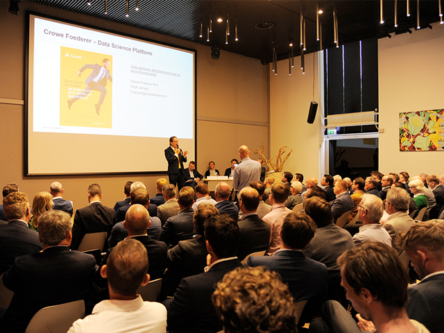 Podium en deelnemers in de zaal tijdens het Open Podium van de werkgroep Accounttech op 13 juni 2019