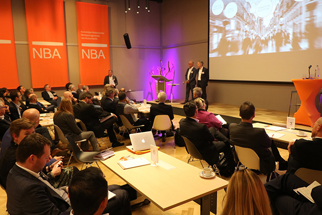 Zicht op de zaal en het podium tijdens de visiebijeenkomst van de ledengroep accountants in business