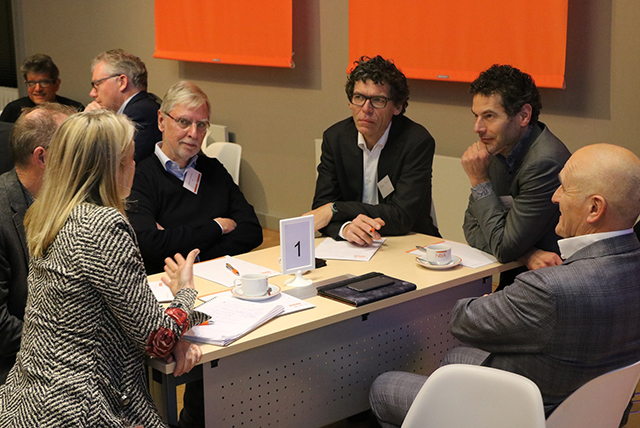 Een groepje deelnemers in discussie tijdens de visiebijeenkomst van de ledengroep accountants in business