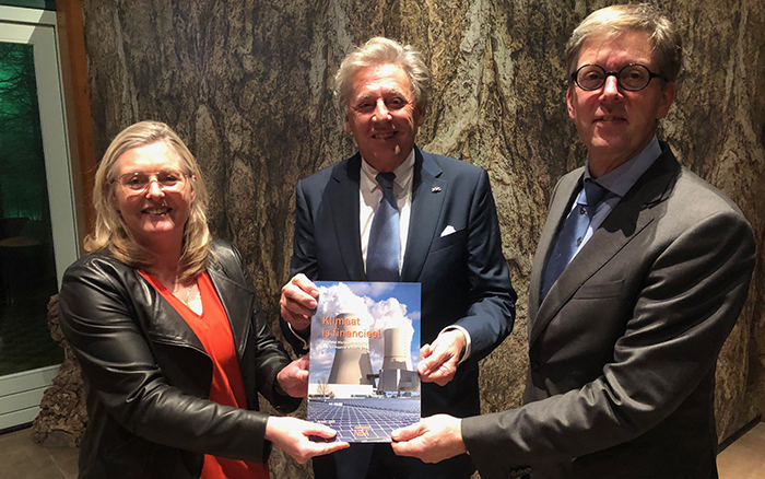 Opsteller Karin Hubert met Ed Nijpels en Marco van der Vegte