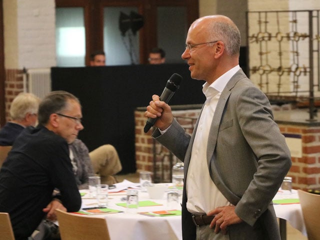 Berry Wammes spreekt tijdens de bijeenkomst van Afdeling Centrum van de NBA over het visietraject