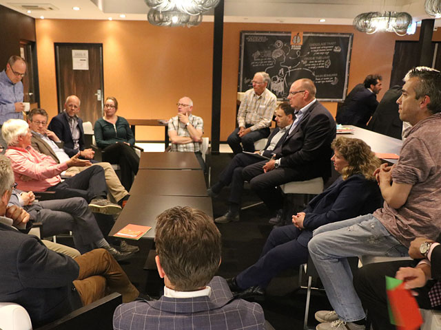 Deelnemers in gesprek met elkaar tijdens de bijeenkomst van Afdeling Oost van de NBA over het visietraject