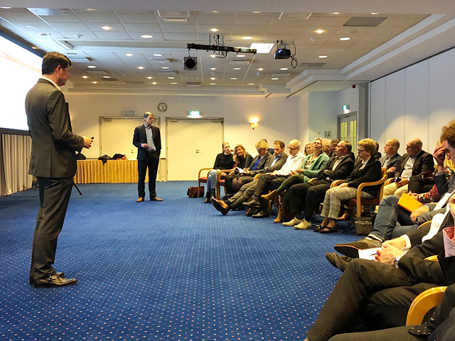 Harm Mannak en Marco van der Vegte geven een toelichting tijdens een van de sessies over de plannen voor een nieuwe governancestructuur van de NBA