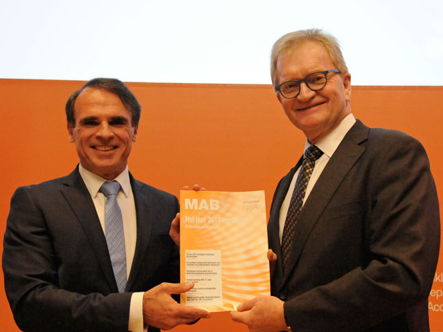 Ruud Vergoossen overhandigt 'Het jaar 2014 verslagen' aan Hans de Boer