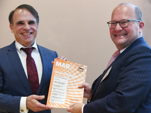 Ruud Vergoossen overhandigt 'Het jaar 2018 verslagen' aan Peter Sampers