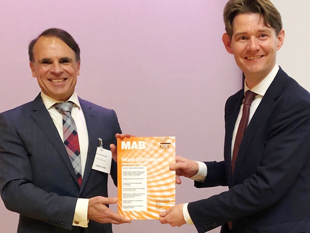 Ruud Vergoossen overhandigt 'Het jaar 2017 verslagen' aan Rients Abma