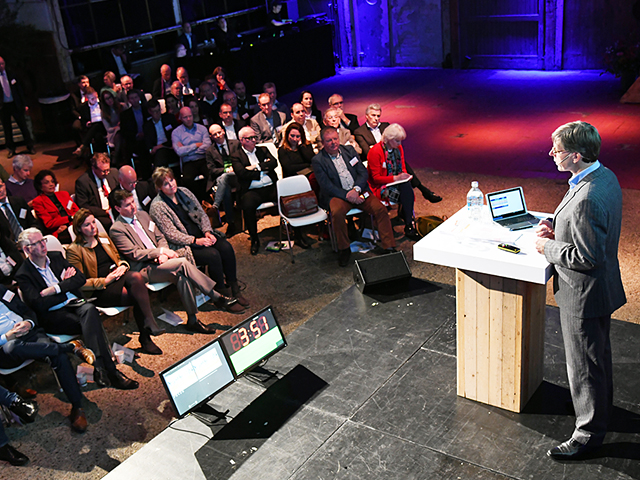 Foto Marco van der Vegte en publiek in de zaal