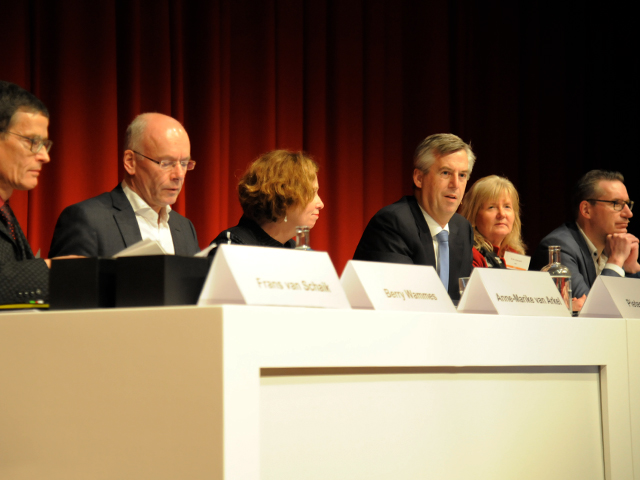 NBA-directie en -bestuur achter de tafel op het podium