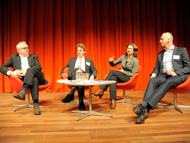 Panel zittend op het podium tijdens het seminar van NEMACC en de Commissie MKB over de AVG