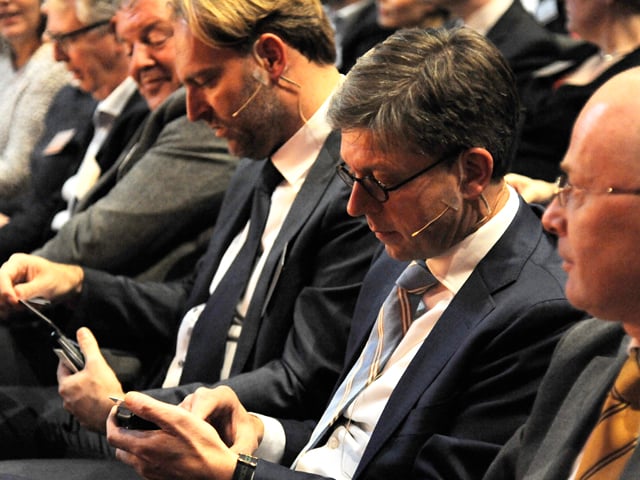 Marco Moling en Marco van der Vegte met stemkastje in de zaal