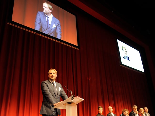 Marco Moling spreekt de zaal toe