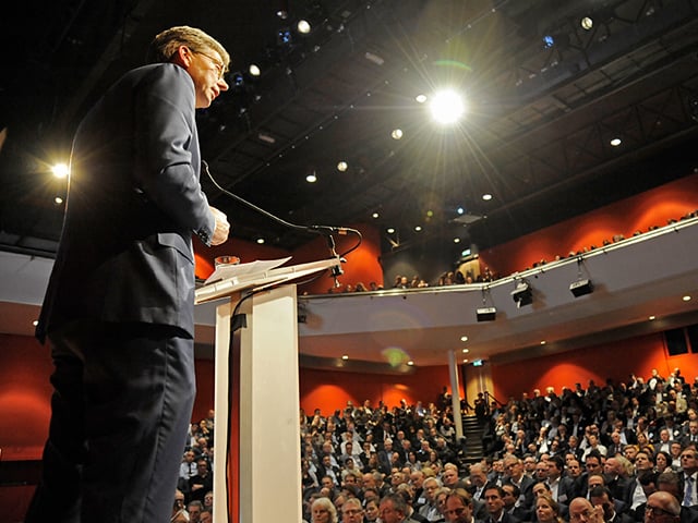 Marco van der Vegte op het podium met zicht op de deelnemers in de zaal