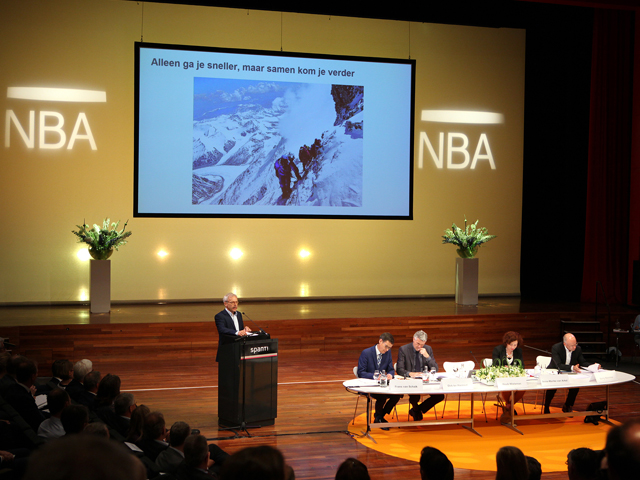 Foto Huub Wieleman en bestuurstafel