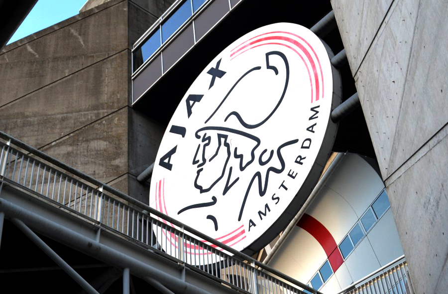 Foto: Logo Ajax op stadion