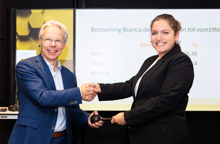 Kris Douma, oud-voorzitter NBA overhandigt de voorzittershamer aan Bianca de Jong-Muhren, de nieuwe voorzitter.