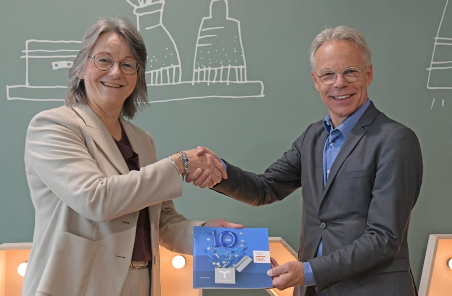 Liane Vlaskamp en Kris Douma ontvangen brochure 10 jaar DilemmApp