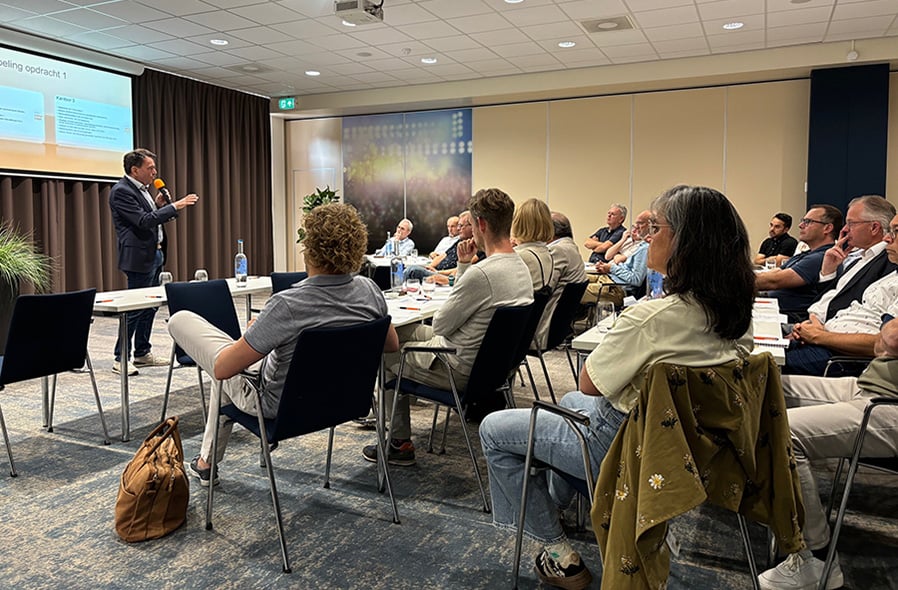 John Smeets (NBA) spreekt de zaal toe tijdens de bijeenkomst van afdeling Zuid in Tilburg, 16 juni 2026