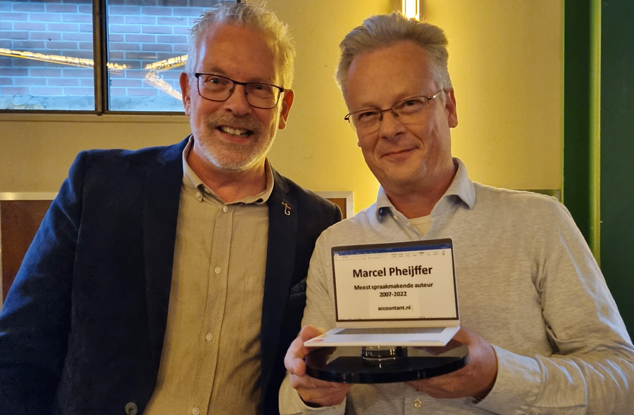 Marc Schweppe en Marcel Pheijffer met de prijs 'Meest spraakmakende auteur'