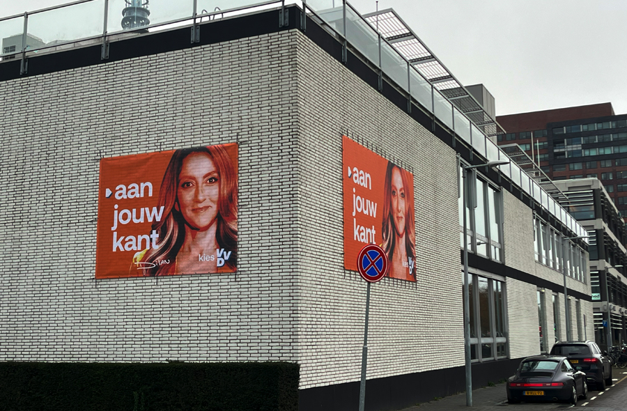 Foto: oude NBA-pand met verkiezingsposter VVD
