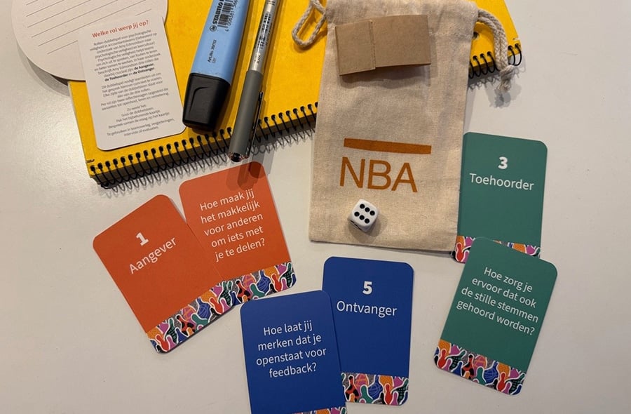 Kaarten, bierviltje, dobbelsteen, schrift en pen gebruikt bij het spel tijdens de afsluitende bijeenkomst cultuurwerkplaats, januari 2026