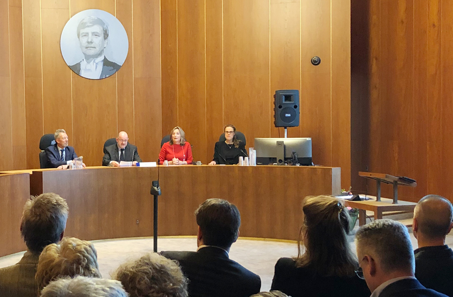 Sandra Schreuder spreekt de zaal van de Accountantskamer toe tijdens het symposium '10 jaar Accountantskamer'