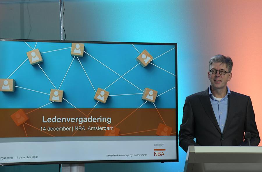 Marco van der Vegte naast presentatiescherm tijdens de online NBA-ledenvergadering op 14 december 2020