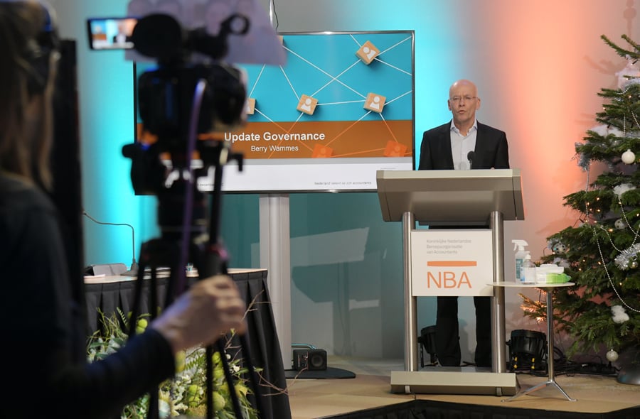 Berry Wammes naast presentatiescherm tijdens de online NBA-ledenvergadering op 14 december 2020