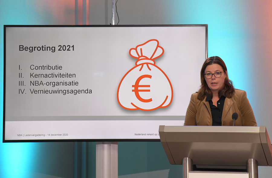 Esther van der Vleuten naast presentatiescherm tijdens de online NBA-ledenvergadering op 14 december 2020