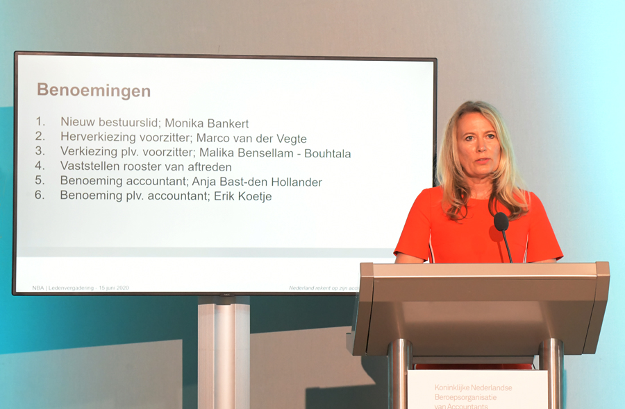 Monika Bankert naast presentatiescherm tijdens de online NBA-ledenvergadering op 15 juni 2020