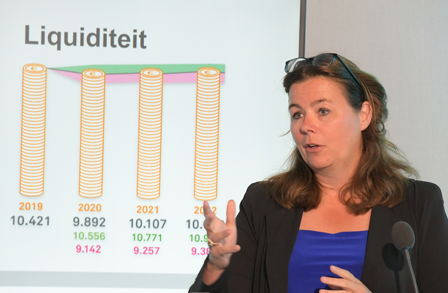 Esther van der Vleuten naast presentatiescherm tijdens de online NBA-ledenvergadering op 15 juni 2020