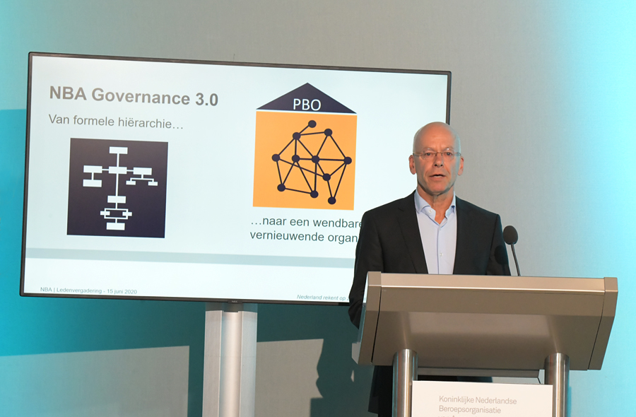 Berry Wammes naast presentatiescherm tijdens de online NBA-ledenvergadering op 15 juni 2020