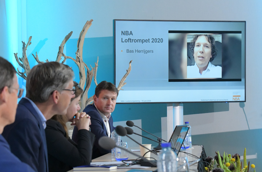 Bestuur achter tafel en Bas Herrijgers op presentatiescherm tijdens de online NBA-ledenvergadering op 15 juni 2020