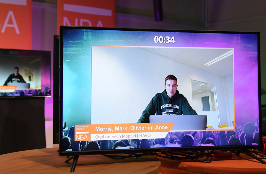 Team Stad en Esch uit Meppel op een scherm op het podium