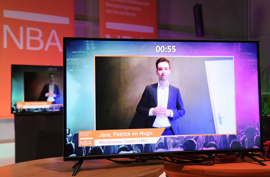 Team Windesheim Zwolle op een scherm op het podium